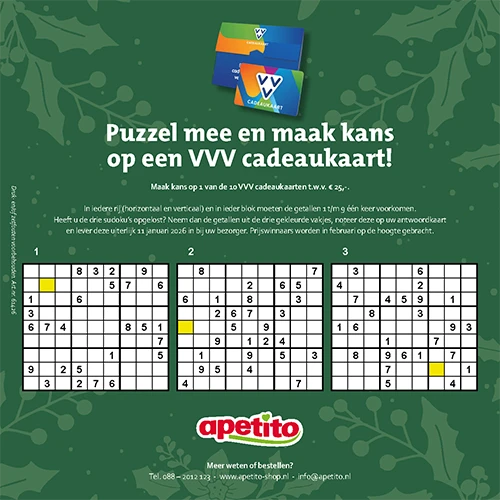 Achterzijde van de kerstflyer, met daarop de tekst: Puzzel mee en maak kans op een VVV-cadeaukaart t.w.v. €25. Eronder staan drie sudokupuzzels, met in iedere puzzel 1 geelgekleurd vakje. De drie gekleurde vakjes samen vormen de oplossing van de puzzel
