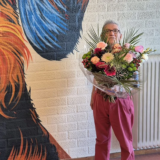 Dhr. Smithuis met bos bloemen