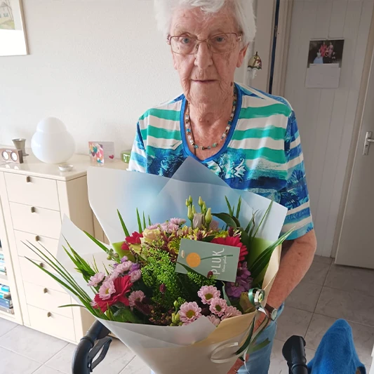 Mevrouw Tom met bos bloemen