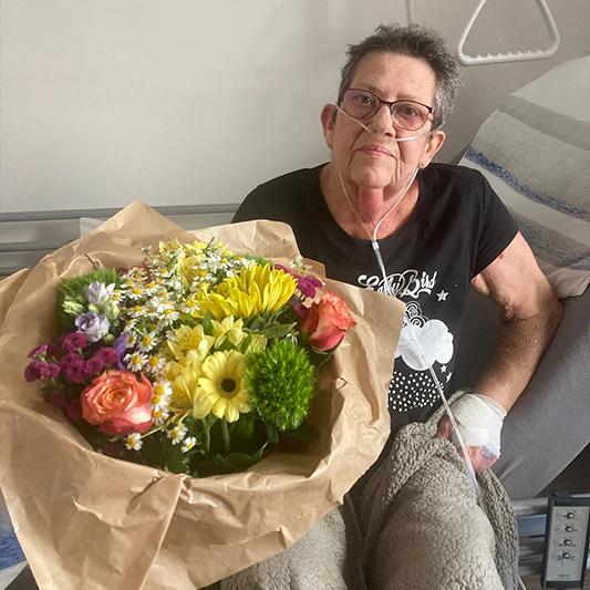 Mevrouw Kersic met bos bloemen