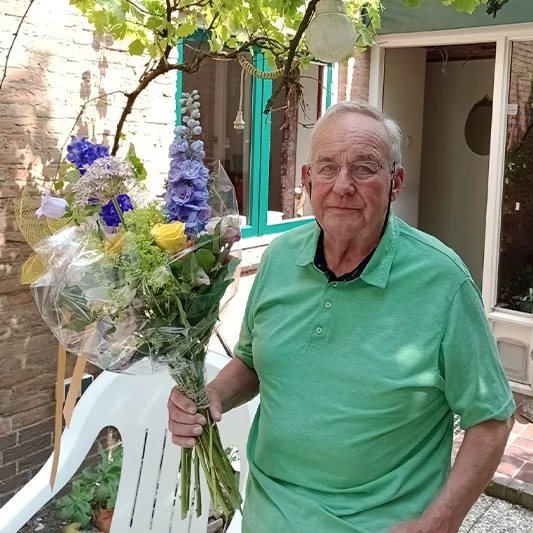 Dhr. Marlet met een bos bloemen