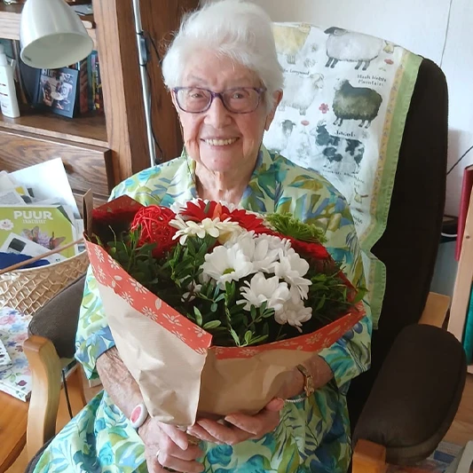 Mevrouw Japin Van Bladeren met haar bos bloemen