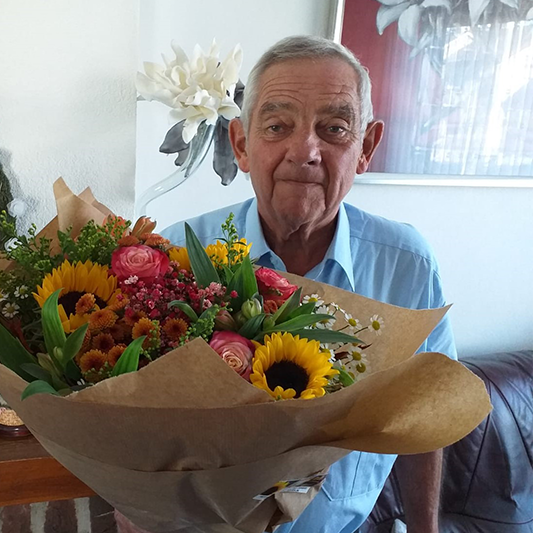 Nationale Ouderendag -  Meneer met boeket