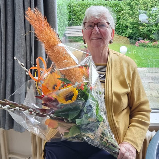 Nationale Ouderendag - mevrouw met fleurig boeket