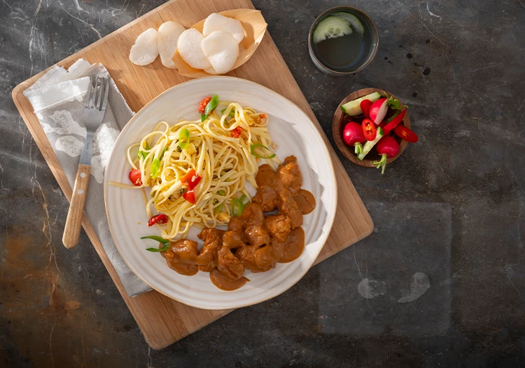 Bami goreng met kipsate