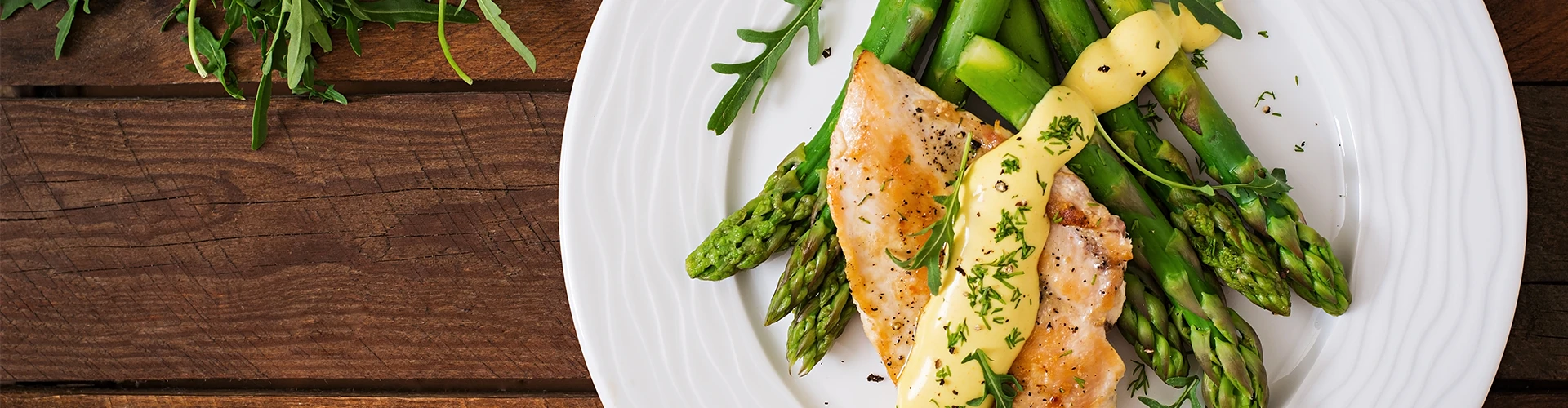 Lentespecial zalm met hollandaisesaus en groene asperges