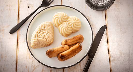 Glad gemalen maaltijd van winVitalis: Braadworst in saus, met zuurkool en aardappelpuree