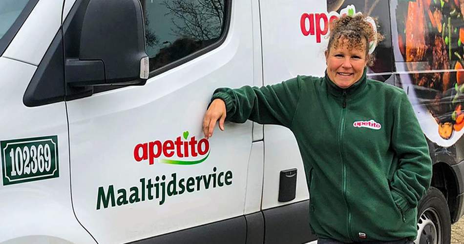 Servicechauffeur Claudia bezorgt maaltijden in Enschede