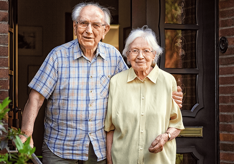 De heer en mevrouw Kronenburg voor hun woning